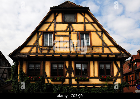 Gable d'une vieille maison à colombages, 100 Rue du Général de Gaulle, Kaysersberg, Alsace, France, Europe Banque D'Images