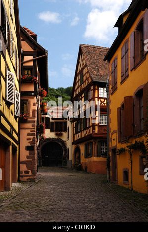 Ruelle pavée avec de vieilles maisons en bois, 19 Impasse du Père Staub, Kaysersberg, Alsace, France, Europe Banque D'Images