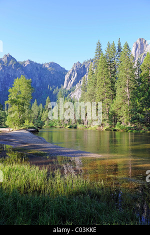 Paysage typique du matin, avec Merced River dans la région de Yosemite National Park, California, USA, Amérique du Nord Banque D'Images