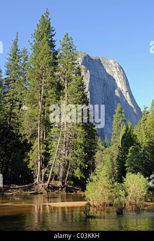 Paysage typique du matin, avec Merced River dans la région de Yosemite National Park, California, USA, Amérique du Nord Banque D'Images