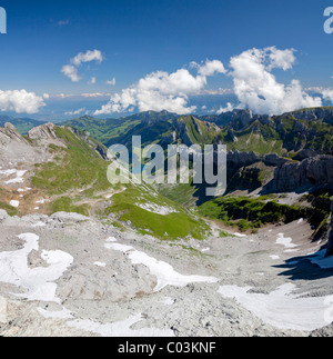 Vue depuis la montagne Saentis vers la plage de l'Alpstein et le lac Seealpsee, Appenzell, Suisse, Alpes, Europe Banque D'Images
