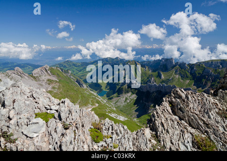 Vue depuis la montagne Saentis vers la plage de l'Alpstein et le lac Seealpsee, Appenzell, Suisse, Alpes, Europe Banque D'Images