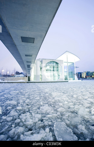 Marie-Elisabeth-Lueders-Haus et des blocs de glace sur la rivière Spree, Regierungsviertel quartier du gouvernement, Berlin, Germany, Europe Banque D'Images