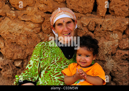 Personnes âgées femme tatouée avec sa petite-fille, portrait, Moyen Atlas, Maroc, Afrique Banque D'Images