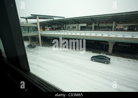 Une vacance près de l'aéroport international de Bradley drop off et pick up zones durant une urgence neige à Hartford dans le Connecticut. Banque D'Images