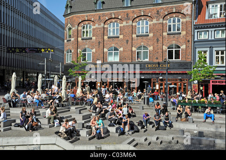 Promenade au bord de l'eau avec des cafés et brasseries, ou Århus Århus, Jutland, Danemark, Europe Banque D'Images