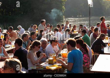 Seehaus beer garden, parc Englischer Garten, Munich, Haute-Bavière, Bavière, Allemagne Banque D'Images