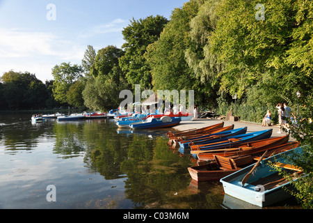 Location de bateau, voir le lac Kleinhesseloher, parc Englischer Garten, Munich, Haute-Bavière, Bavière, Allemagne Banque D'Images