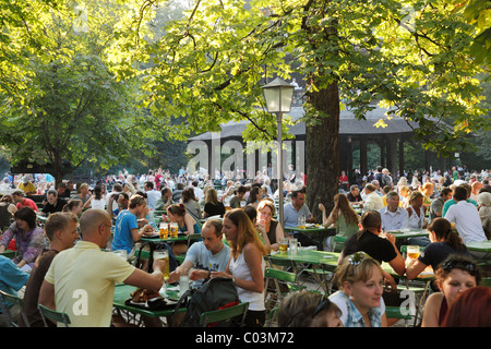 Jardin de bière, Chinesischer Turm tower, parc Englischer Garten, Munich, Haute-Bavière, Bavière, Allemagne Banque D'Images