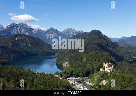 Vue depuis Jugend lookout point sur le lac Alpsee et Schloss Hohenschwangau vers les montagnes, Tannheimer Ostallgaeu Banque D'Images