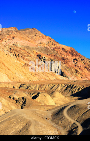 Rock formations aux artistes de route au crépuscule avec le lever de lune, Death Valley National Park, California, USA, Amérique du Nord Banque D'Images