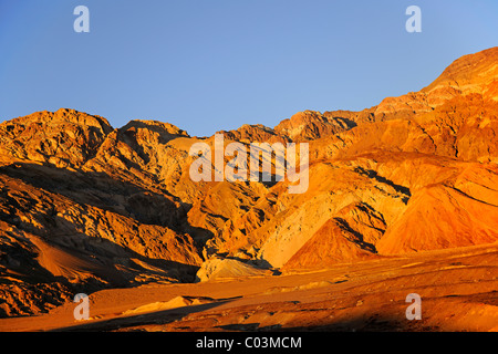 Rock formations aux artistes de route au crépuscule, Death Valley National Park, California, USA, Amérique du Nord Banque D'Images