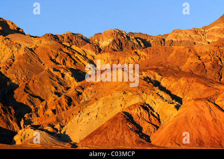 Rock formations aux artistes de route au crépuscule, Death Valley National Park, California, USA, Amérique du Nord Banque D'Images
