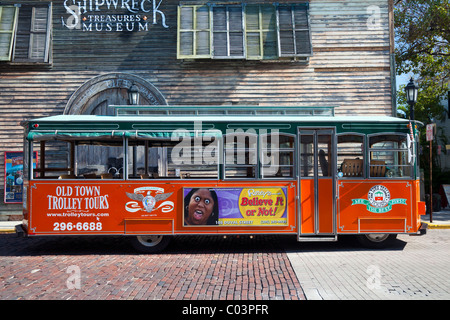 Key West Tour Bus en face de l'Shipwreck Museum, Key West, Floride, USA Banque D'Images