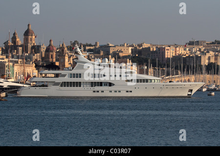 Les superyacht Samar dans le Grand Port de Malte Banque D'Images