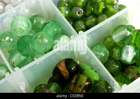 De belles perles de verre dans une boîte de bijoux de perles pour faire comme un métier, travail ou passe-temps. Banque D'Images