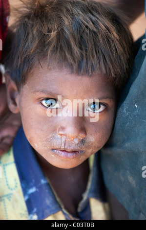 Les jeunes Indiens de caste inférieure pauvre garçon des rues. L'Andhra Pradesh, Inde. Selective focus Banque D'Images