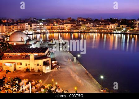 Le vieux port vénitien de la ville de Hania dans le 'blue' heure, l'île de Crète, Grèce. Banque D'Images