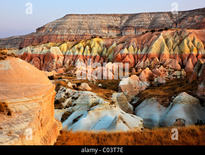Grande variété de formes, de formes et de couleurs dans le paysage de la Cappadoce, Istanbul, Turquie. Prise lors d'un vol en ballon Banque D'Images