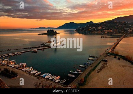 Vue panoramique de Vlachernon, monastère de l'île de Pontikonisi ('Mouse'), et, à partir de la lagune Halikiopoulou Kanoni, Corfou, Grèce Banque D'Images