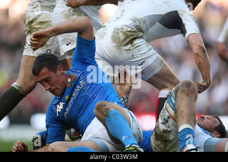 12.02.2011 tournoi de Rugby à Twickenham. L'Angleterre v Italie. A. Sgarbi (L) de l'Italie tente d'obtenir un cours de l'action. Banque D'Images