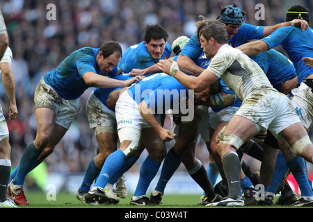 12.02.2011 tournoi de Rugby à Twickenham. L'Angleterre v Italie. L'Italie et l'Angleterre au cours d'une bataille d'équipes scrum. Banque D'Images