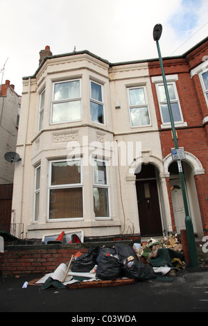 Les déchets laissés à l'extérieur d'une maison dans une ville du Royaume-Uni. Banque D'Images