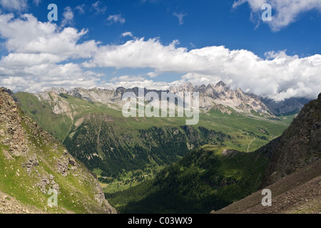 Vue d'été de San Pellegrino Vallée avec Monzoni Mountain dans le Val di Fassa, l'Italien dolomites. Photo prise avec filtre polarisé Banque D'Images