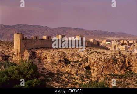 Ravine (San Cristobal) mur de forteresse maure Alcazaba au coucher du soleil, Almeria, Andalousie, Espagne Banque D'Images