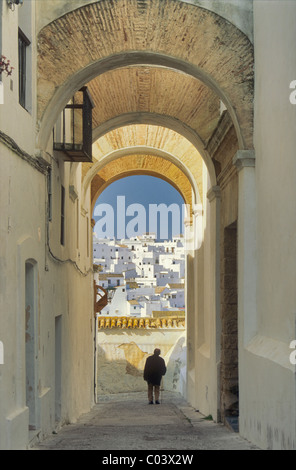 Vieil homme au passage près de la Calle del Castillo, à colline ville de Vejer de la Frontera, province de Cadiz, Andalousie, Espagne Banque D'Images