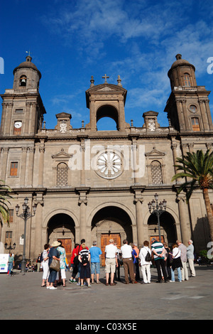 Groupe de touristes avec un guide en face de la cathédrale de Santa Ana dans la Plaza Santa Ana, Vegueta, Las Palmas, Gran Canaria, Canary Island Banque D'Images