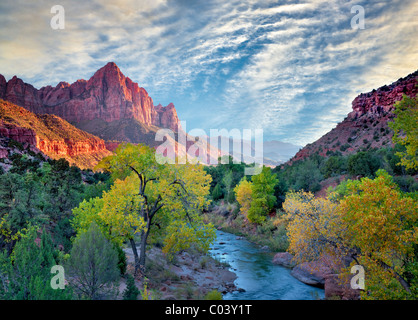 La couleur de l'automne et de Virgin River. Zion National Park, Utah. Sky a été ajouté Banque D'Images