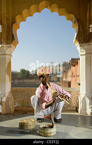 L'Inde, Rajasthan, Jaipur, charmeur de serpent cobra & à l'Amber Palace Banque D'Images