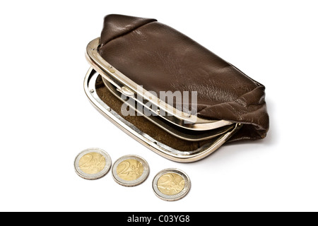 Vieux sac à main et les pièces en euros isolé sur fond blanc Banque D'Images