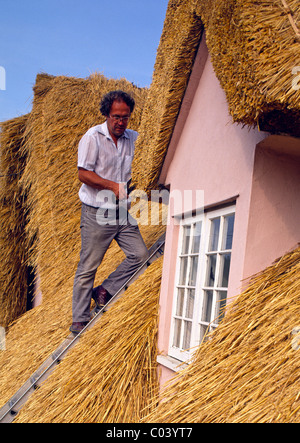 L'Angleterre, l'Oxfordshire, l'homme du toit de chaume Banque D'Images