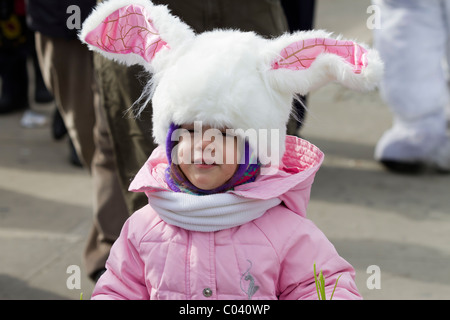 Jeune Fille en rose portant des oreilles de lapin attend dans la zone de préparation pour la nouvelle année lunaire 2011 défilé pour commencer à Flushing, Queens Banque D'Images