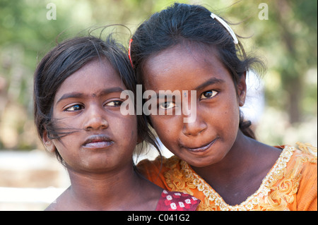 Heureux les jeunes Indiens de castes inférieures pauvres filles de la rue. Soeurs. L'Andhra Pradesh, Inde Banque D'Images