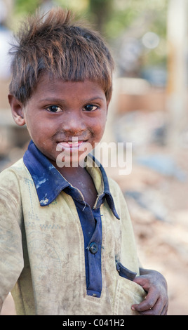 Les jeunes Indiens de caste inférieure pauvre enfant de la rue garçon. L'Andhra Pradesh, Inde Banque D'Images