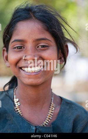 Heureux jeunes pauvres caste inférieure Indian street teenage girl smiling. L'Andhra Pradesh, Inde Banque D'Images