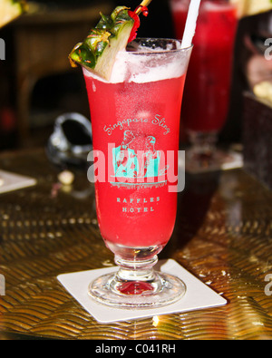 Singapore Sling, un célèbre cocktail à l'Hôtel Raffles Long Bar Banque D'Images