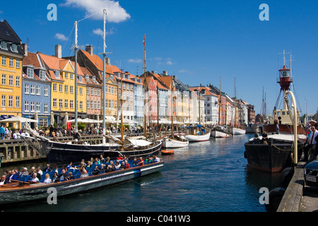 Excursion en bateau sur le canal du port de Nyhavn ou nouvelle à Copenhague, Danemark. Banque D'Images