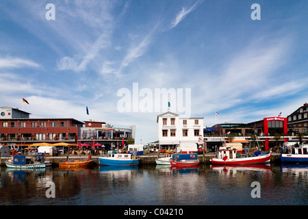 Port et la zone commerçante de l'Allemagne, de Warnemunde, un petit village de pêche et le district de Rostock. Banque D'Images