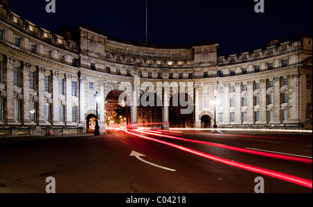 Vue de nuit avec des sentiers de l'Admiralty Arch situé au centre commercial près de Buckingham Palace à Londres, en Angleterre. Banque D'Images