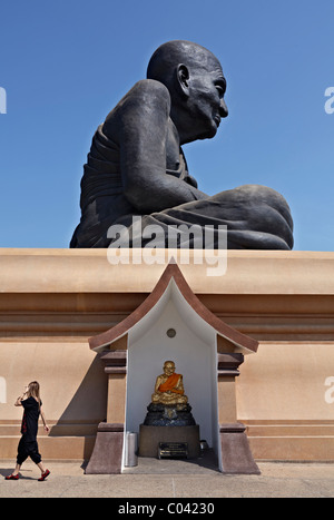 La statue géante du moine vénéré Luang Pu Thuat à Wat Huay Mongkol Hua Hin Thaïlande Asie mesurant environ 31,5 pieds de hauteur. Banque D'Images