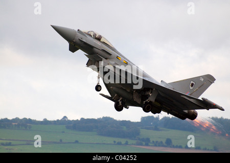 Chasseur typhoon qui décolle de RAF Leuchars airshow Ecosse Banque D'Images