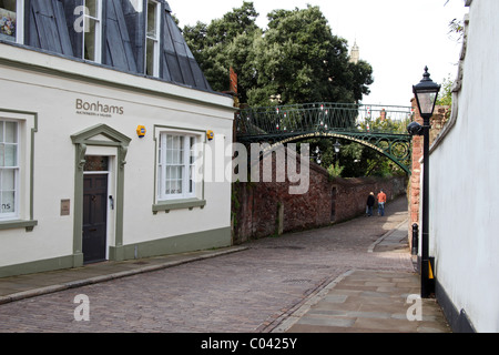 La fonte Burnett Patch pont qui franchit un fossé dans les murs de la ville d'Exeter, Devon, England, UK Banque D'Images