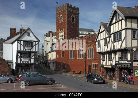 L'église St Mary Étapes (centre) et de la Chambre qui s'est déplacé (à gauche) sur West Street, Exeter, Devon, England, UK Banque D'Images