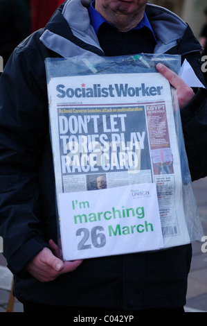 Socialist Worker .journal annonce de manifestation à Londres le 26 mars 2011 contre les coupures du gouvernement. Banque D'Images