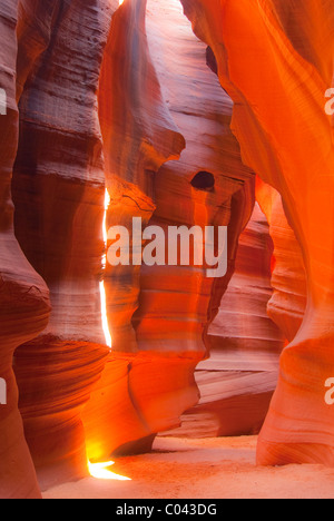 Beaux jeux de couleurs et de lumière à l'Upper Antelope Canyon, Arizona Banque D'Images