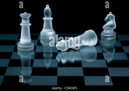 Plan Macro sur pièces d'échecs en verre sur un fond noir Banque D'Images